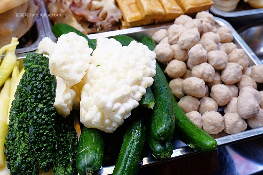 台中小吃 | 味鼎軒。低調隱藏一攤躲巷弄，號稱地表最強鹹水雞、還沒開門客人就求買！ @蹦啾♥謝蘿莉 La vie heureuse