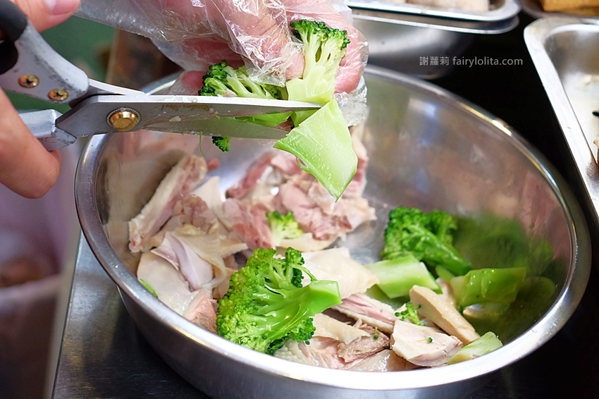 台中小吃 | 味鼎軒。低調隱藏一攤躲巷弄，號稱地表最強鹹水雞、還沒開門客人就求買！ @蹦啾♥謝蘿莉 La vie heureuse