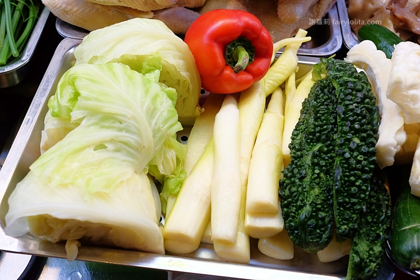 台中小吃 | 味鼎軒。低調隱藏一攤躲巷弄，號稱地表最強鹹水雞、還沒開門客人就求買！ @蹦啾♥謝蘿莉 La vie heureuse