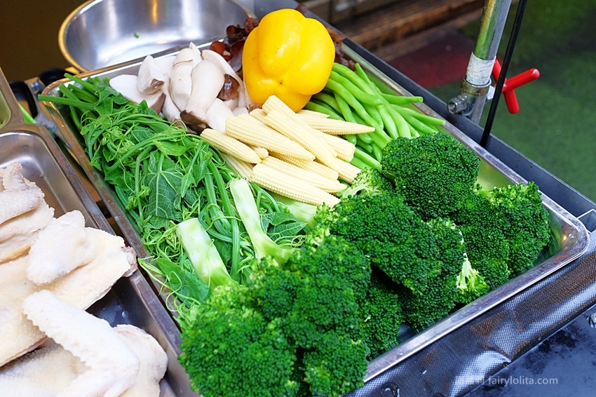 台中小吃 | 味鼎軒。低調隱藏一攤躲巷弄，號稱地表最強鹹水雞、還沒開門客人就求買！ @蹦啾♥謝蘿莉 La vie heureuse