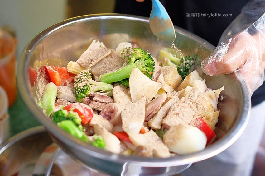 台中小吃 | 味鼎軒。低調隱藏一攤躲巷弄，號稱地表最強鹹水雞、還沒開門客人就求買！ @蹦啾♥謝蘿莉 La vie heureuse