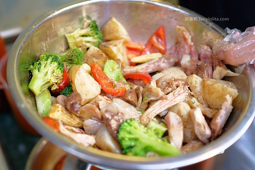 台中小吃 | 味鼎軒。低調隱藏一攤躲巷弄，號稱地表最強鹹水雞、還沒開門客人就求買！ @蹦啾♥謝蘿莉 La vie heureuse