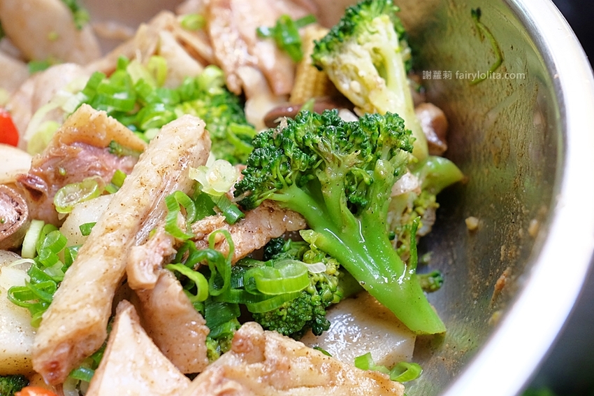 台中小吃 | 味鼎軒。低調隱藏一攤躲巷弄，號稱地表最強鹹水雞、還沒開門客人就求買！ @蹦啾♥謝蘿莉 La vie heureuse