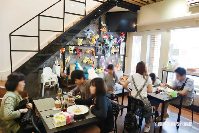 新竹竹北親子餐廳推薦流浪貓香草義式廚房，新開幕寶可夢主題美食餐廳！貓奴們快來找主子