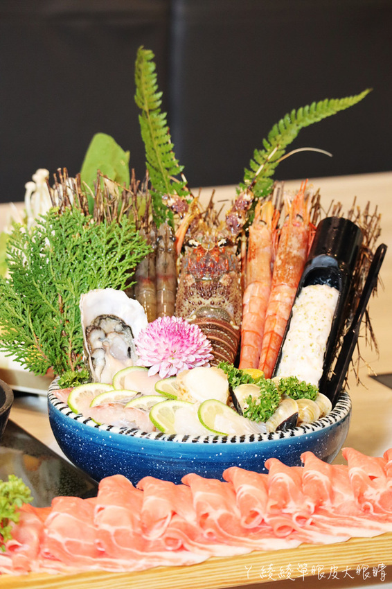 超浮誇海鮮寶藏盒兩百元有找！新竹火鍋摸高比賽，完成指定動作每兩公分送一片肉