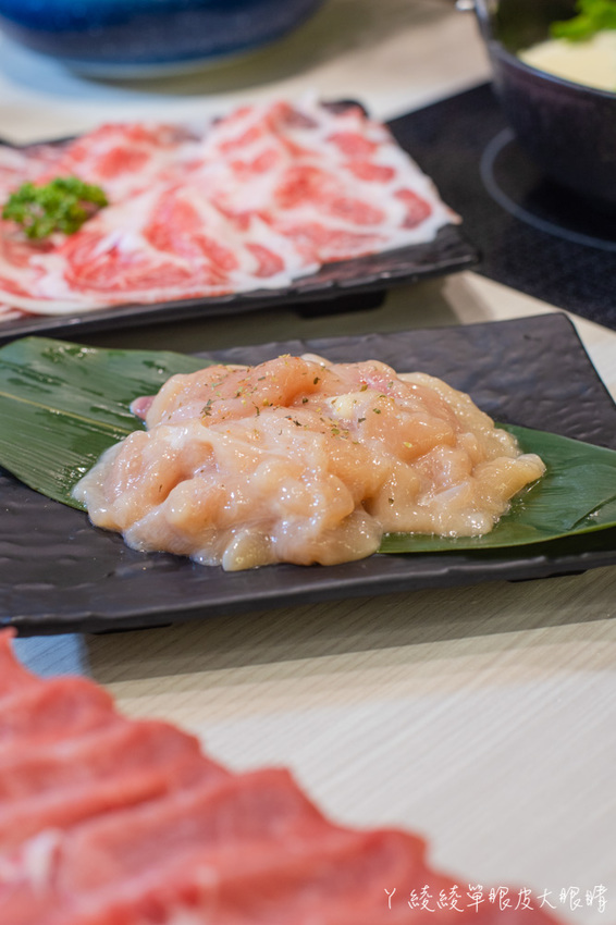 超浮誇海鮮寶藏盒兩百元有找！新竹火鍋摸高比賽，完成指定動作每兩公分送一片肉