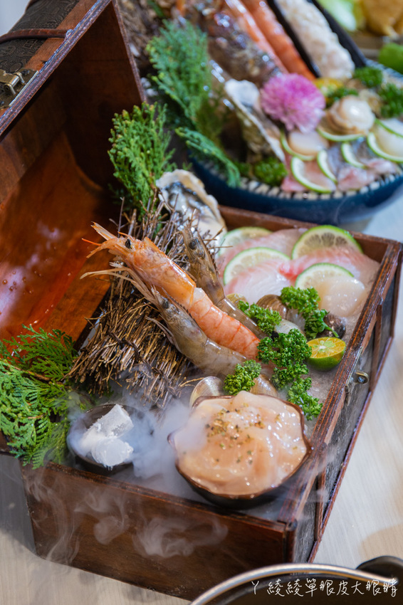 超浮誇海鮮寶藏盒兩百元有找！新竹火鍋摸高比賽，完成指定動作每兩公分送一片肉