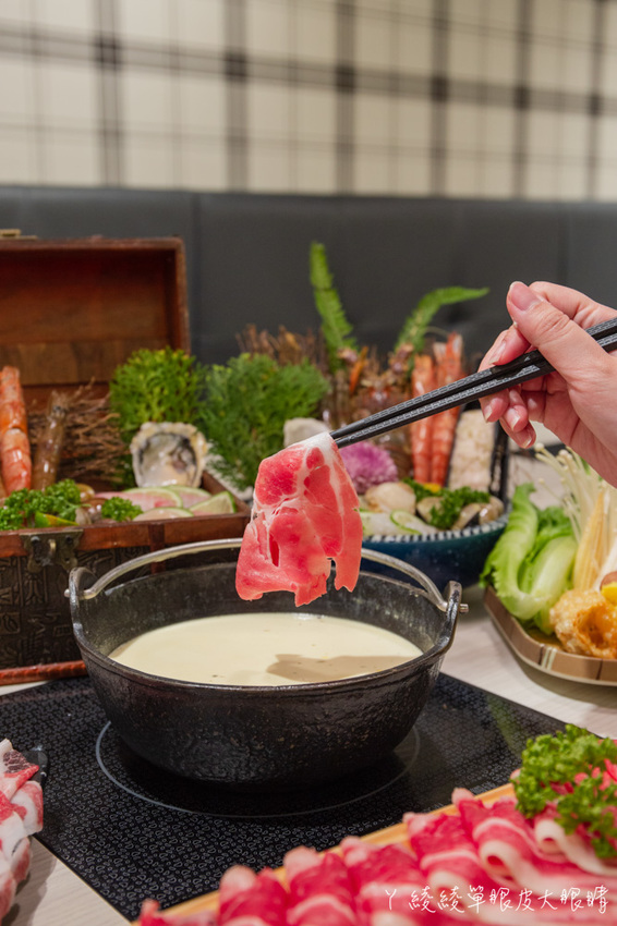 超浮誇海鮮寶藏盒兩百元有找！新竹火鍋摸高比賽，完成指定動作每兩公分送一片肉