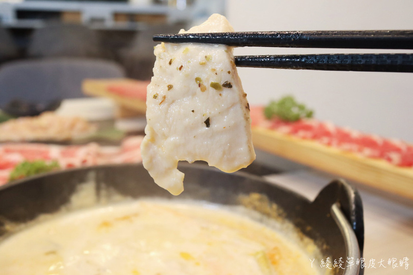 超浮誇海鮮寶藏盒兩百元有找！新竹火鍋摸高比賽，完成指定動作每兩公分送一片肉