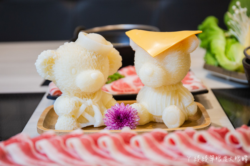 超浮誇海鮮寶藏盒兩百元有找！新竹火鍋摸高比賽，完成指定動作每兩公分送一片肉