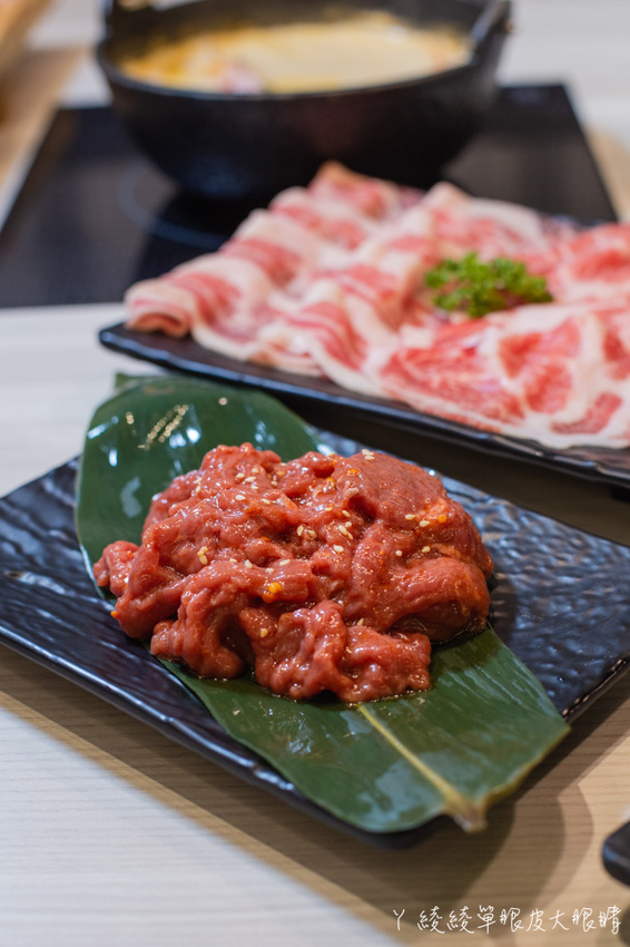 超浮誇海鮮寶藏盒兩百元有找！新竹火鍋摸高比賽，完成指定動作每兩公分送一片肉