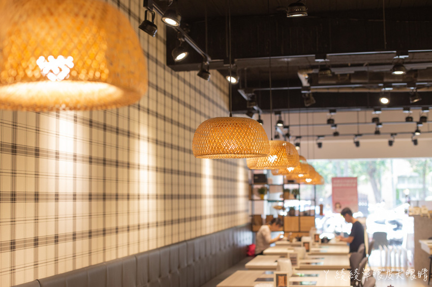 超浮誇海鮮寶藏盒兩百元有找！新竹火鍋摸高比賽，完成指定動作每兩公分送一片肉