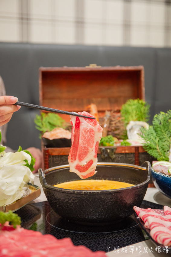 超浮誇海鮮寶藏盒兩百元有找！新竹火鍋摸高比賽，完成指定動作每兩公分送一片肉