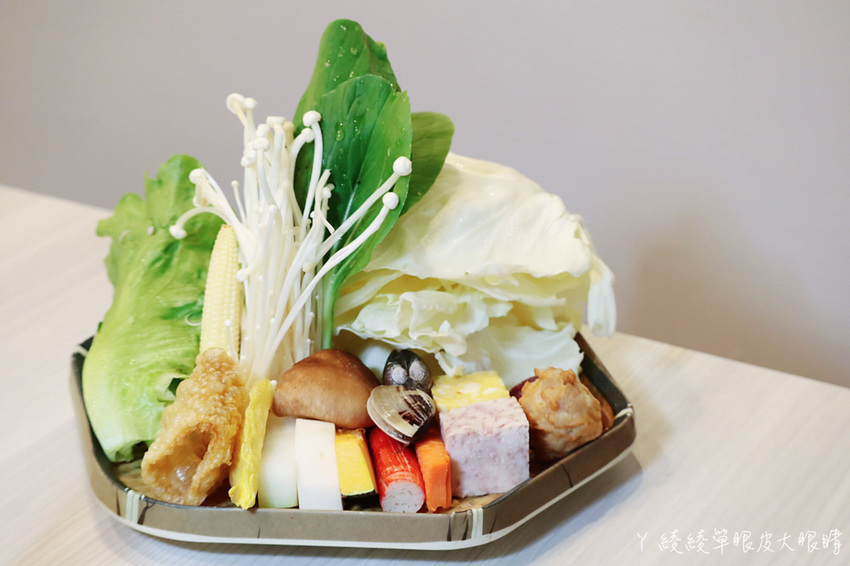 超浮誇海鮮寶藏盒兩百元有找！新竹火鍋摸高比賽，完成指定動作每兩公分送一片肉