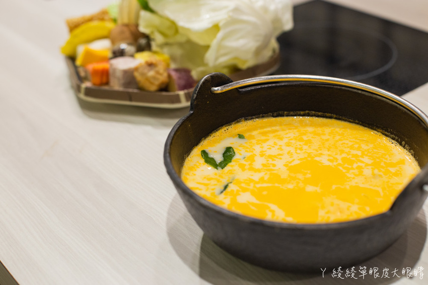 超浮誇海鮮寶藏盒兩百元有找！新竹火鍋摸高比賽，完成指定動作每兩公分送一片肉