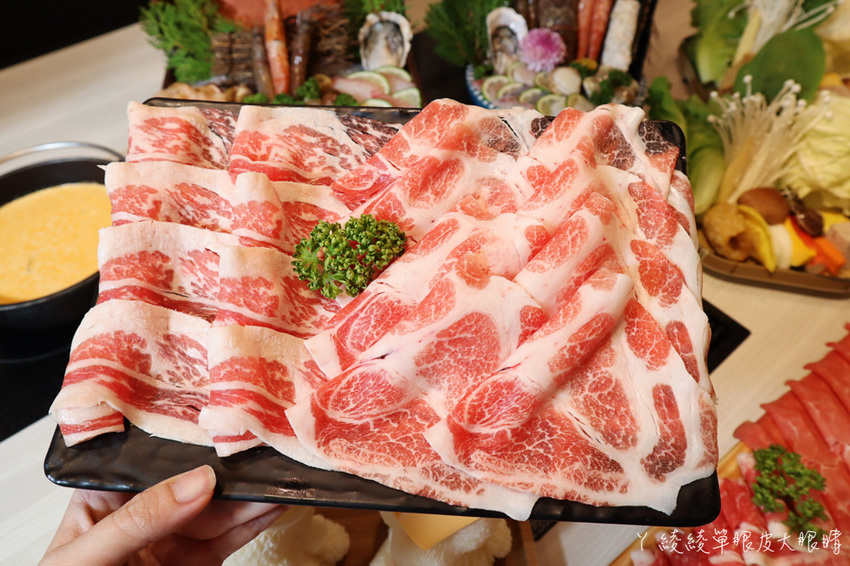 超浮誇海鮮寶藏盒兩百元有找！新竹火鍋摸高比賽，完成指定動作每兩公分送一片肉