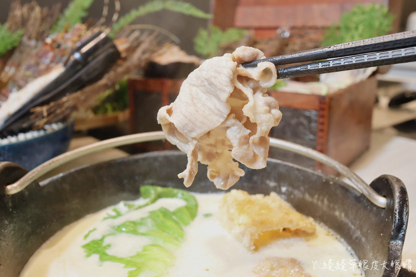 超浮誇海鮮寶藏盒兩百元有找！新竹火鍋摸高比賽，完成指定動作每兩公分送一片肉