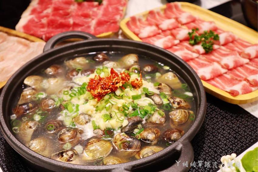 超浮誇海鮮寶藏盒兩百元有找！新竹火鍋摸高比賽，完成指定動作每兩公分送一片肉