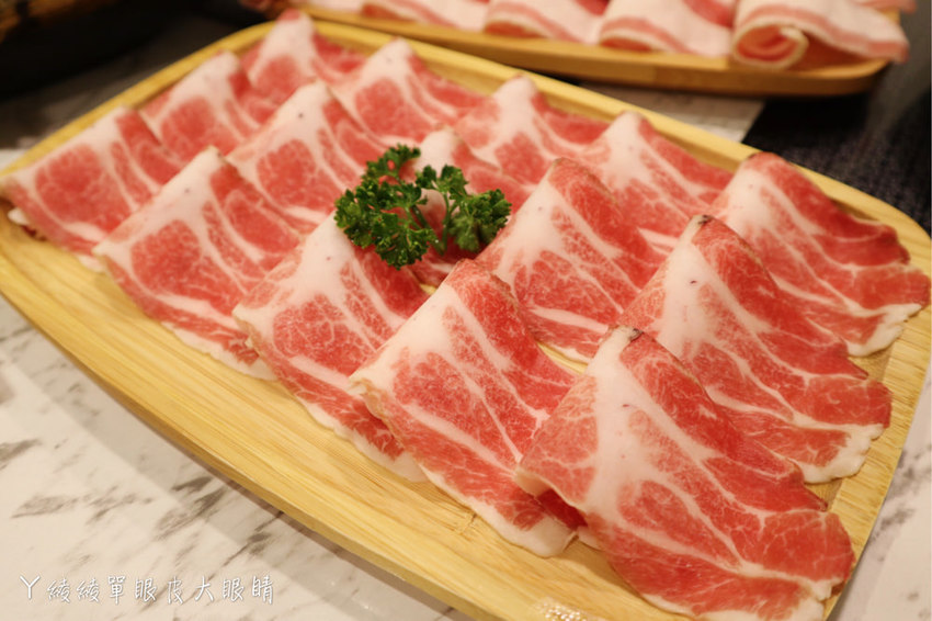 新竹火鍋推薦！鐵了心自慢鍋物，吃鍋前先看可愛小熊泡湯！新竹超囂張的蛤蛤鍋來了！