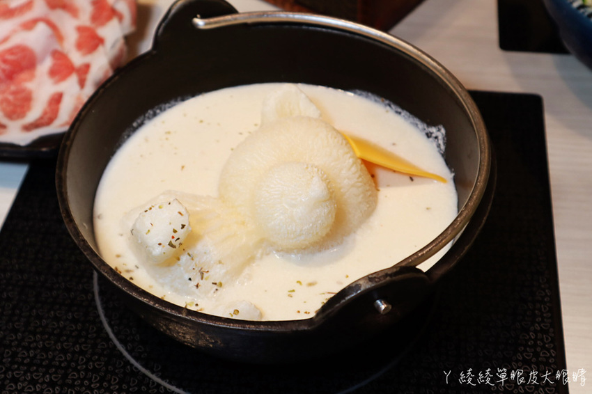 超浮誇海鮮寶藏盒兩百元有找！新竹火鍋摸高比賽，完成指定動作每兩公分送一片肉