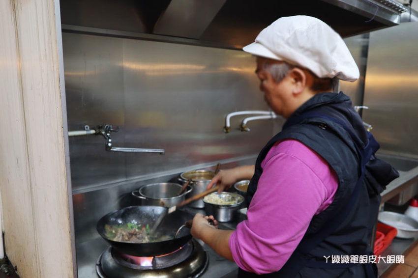 新竹美食推薦！田記烤鴨，林森路上平價烤鴨料理！鴨餅皮、蔥段、洋蔥、甜麵醬、炒鴨骨