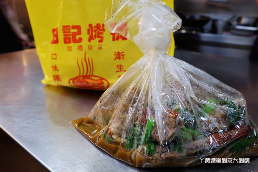 新竹美食推薦！田記烤鴨，林森路上平價烤鴨料理！鴨餅皮、蔥段、洋蔥、甜麵醬、炒鴨骨