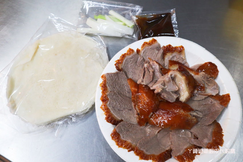 新竹美食推薦！田記烤鴨，林森路上平價烤鴨料理！鴨餅皮、蔥段、洋蔥、甜麵醬、炒鴨骨