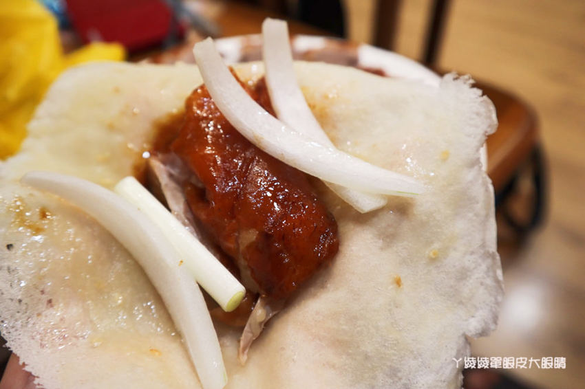 新竹美食推薦!田記烤鴨,林森路上平價烤鴨料理!鴨餅皮、蔥段、洋蔥、甜麵醬、炒鴨骨