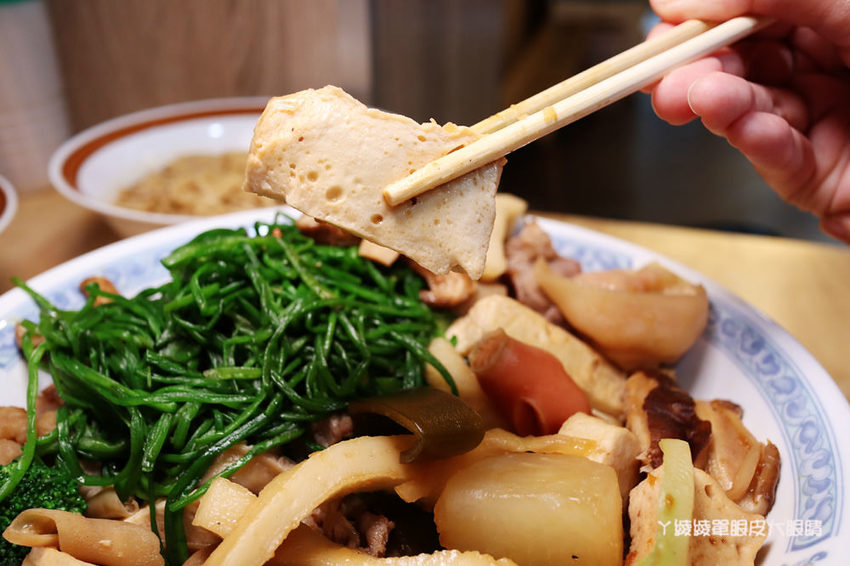 新竹成滷味！營業到凌晨的三輪車路邊攤滷味有店面啦！推薦香辣鴨血跟獨門辣醬