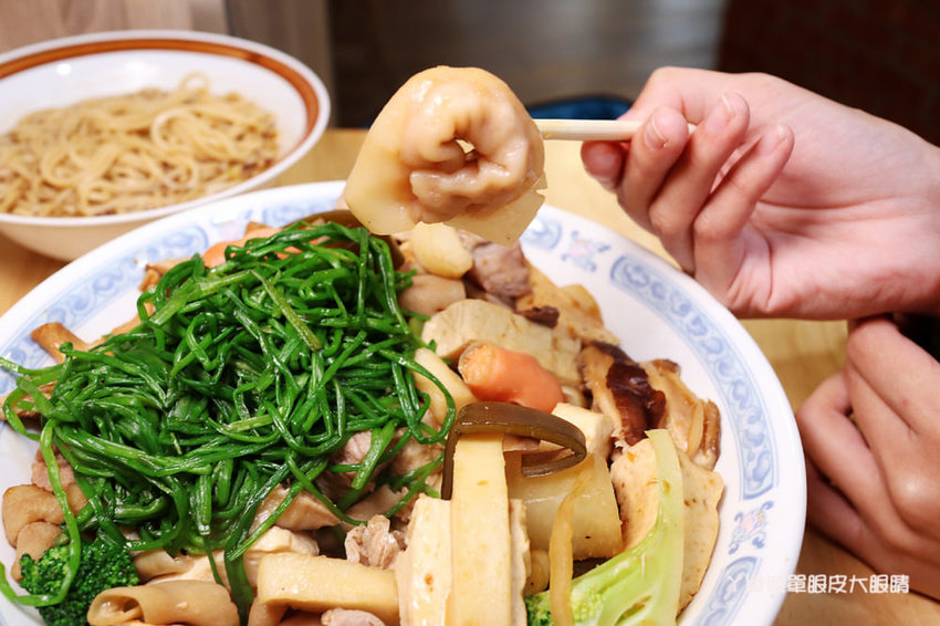 新竹成滷味！營業到凌晨的三輪車路邊攤滷味有店面啦！推薦香辣鴨血跟獨門辣醬