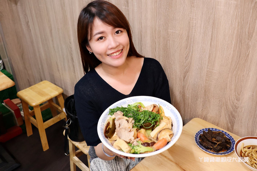 新竹成滷味！營業到凌晨的三輪車路邊攤滷味有店面啦！推薦香辣鴨血跟獨門辣醬