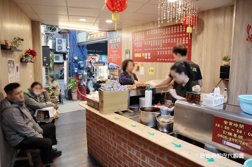 新竹成滷味！營業到凌晨的三輪車路邊攤滷味有店面啦！推薦香辣鴨血跟獨門辣醬