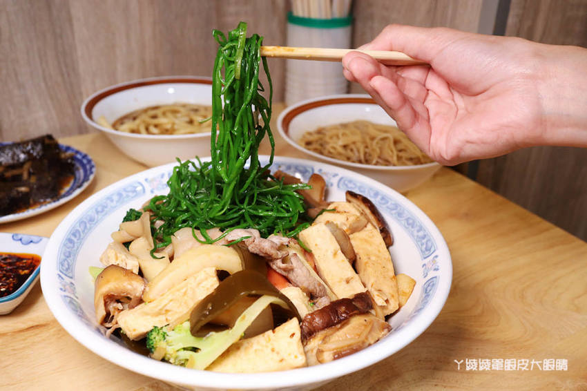 新竹成滷味！營業到凌晨的三輪車路邊攤滷味有店面啦！推薦香辣鴨血跟獨門辣醬