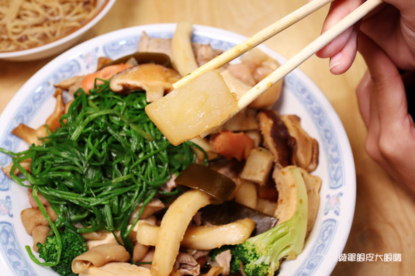 新竹成滷味！營業到凌晨的三輪車路邊攤滷味有店面啦！推薦香辣鴨血跟獨門辣醬