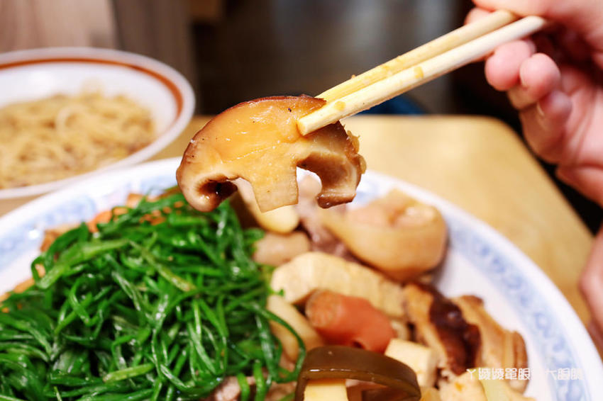 新竹成滷味！營業到凌晨的三輪車路邊攤滷味有店面啦！推薦香辣鴨血跟獨門辣醬