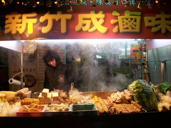 新竹成滷味！營業到凌晨的三輪車路邊攤滷味有店面啦！推薦香辣鴨血跟獨門辣醬