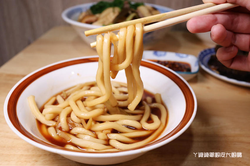 新竹成滷味！營業到凌晨的三輪車路邊攤滷味有店面啦！推薦香辣鴨血跟獨門辣醬