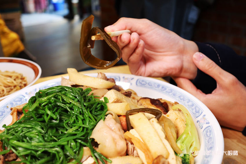 新竹成滷味！營業到凌晨的三輪車路邊攤滷味有店面啦！推薦香辣鴨血跟獨門辣醬