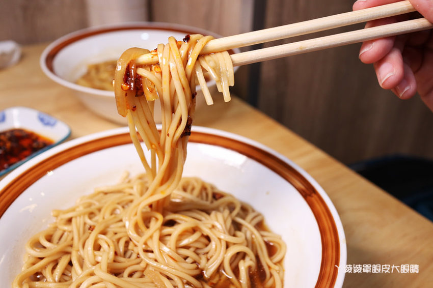 新竹成滷味！營業到凌晨的三輪車路邊攤滷味有店面啦！推薦香辣鴨血跟獨門辣醬