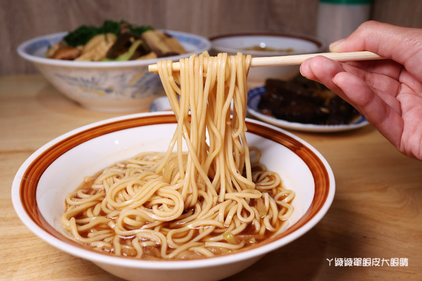 新竹成滷味！營業到凌晨的三輪車路邊攤滷味有店面啦！推薦香辣鴨血跟獨門辣醬