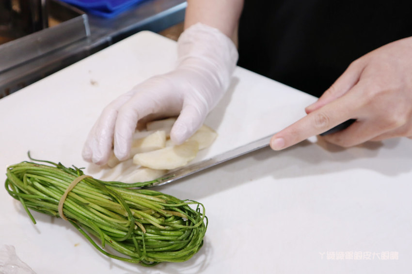 新竹成滷味！營業到凌晨的三輪車路邊攤滷味有店面啦！推薦香辣鴨血跟獨門辣醬