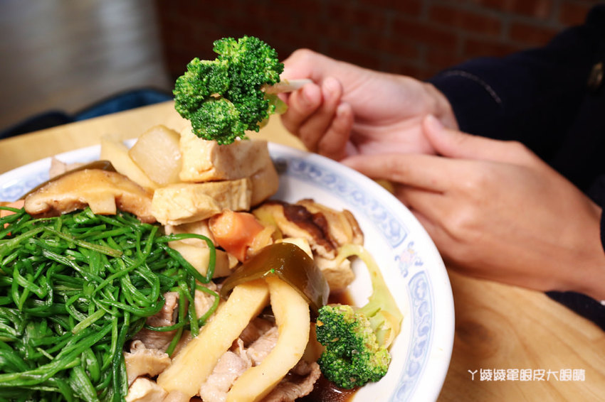 新竹成滷味！營業到凌晨的三輪車路邊攤滷味有店面啦！推薦香辣鴨血跟獨門辣醬