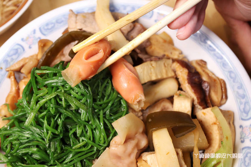 新竹成滷味！營業到凌晨的三輪車路邊攤滷味有店面啦！推薦香辣鴨血跟獨門辣醬