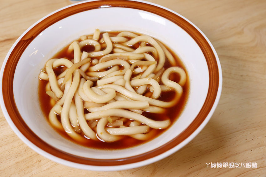 新竹成滷味！營業到凌晨的三輪車路邊攤滷味有店面啦！推薦香辣鴨血跟獨門辣醬