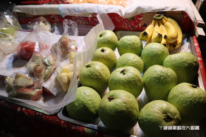 新竹水果阿嬤，深夜賣水果到天亮，新鮮水果可現切！復興鴨肉冬粉附近