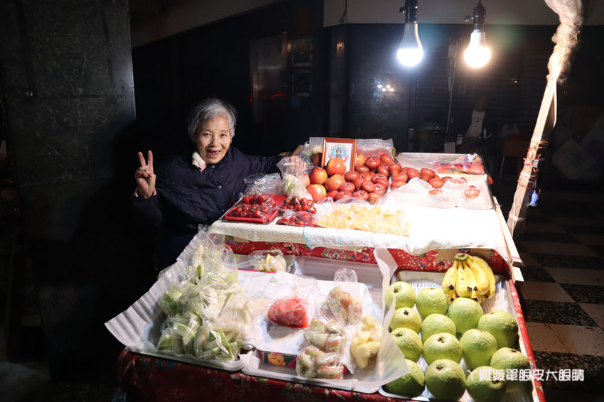 新竹水果阿嬤，深夜賣水果到天亮，新鮮水果可現切！復興鴨肉冬粉附近