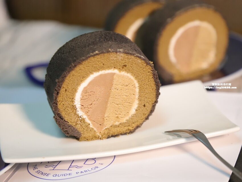 推薦台中美食 - 金帛手製紅玉榛果拿鐵生乳捲 讓你一次吃到兩種口味內餡