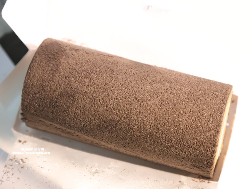 推薦台中美食 - 金帛手製紅玉榛果拿鐵生乳捲 讓你一次吃到兩種口味內餡