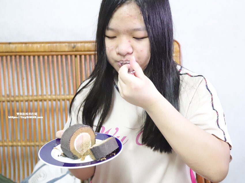 推薦台中美食 - 金帛手製紅玉榛果拿鐵生乳捲 讓你一次吃到兩種口味內餡