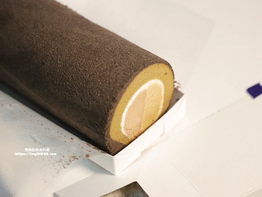 推薦台中美食 - 金帛手製紅玉榛果拿鐵生乳捲 讓你一次吃到兩種口味內餡